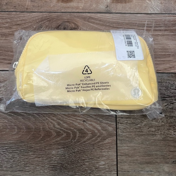NEW LULULEMON EVERYWHERE BELT BAG SWIRL YELLOW - Picture 7 of 8